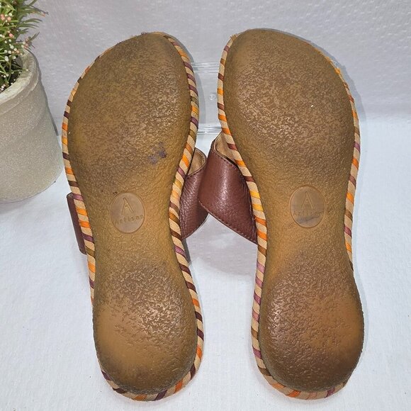 CLARK'S ARTISAN LEATHER THONG SANDAL IN BROWN AND ORANGE WOMENS SIZE 8.5 GUC - Picture 2 of 10